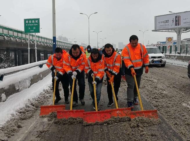 今日城南大雪 西安市政出动560人进行除雪