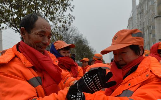 西安有一对环卫工扫雪夫妻档 忙时两人只能梦中见