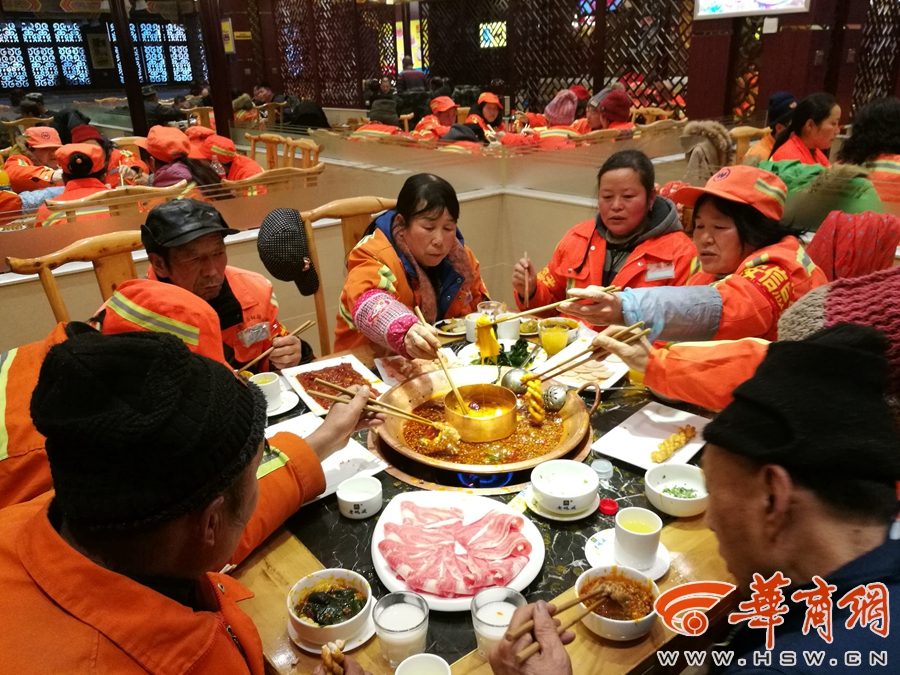 为答谢环卫工寒冬除雪 宝鸡一区政府请环卫工人吃火锅