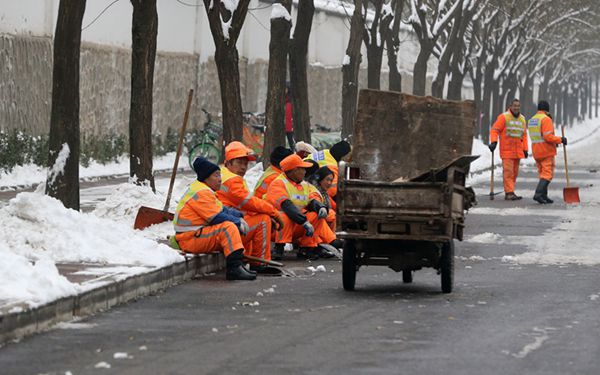 西安保洁员扫雪有加班费吗？多数有补助但标准不一