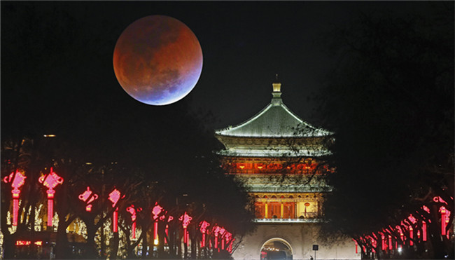 152年来一遇 古城西安现超级蓝血月