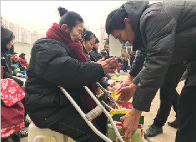 西安爱心人士自筹经费 慰问400位特困残疾人