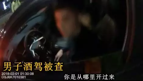 辣眼睛！醉酒男当众脱下裤子对警察做不雅动作