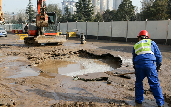 沣惠南路自来水管爆裂致路面塌陷成5米深大坑 十余辆车被淹