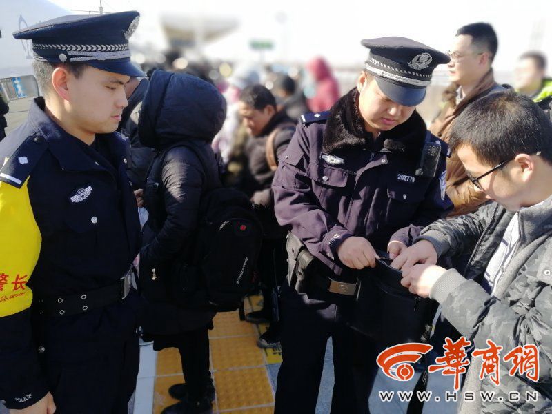 一乘客将挎包遗忘在安检处 渭南多警联动1小时送还失主