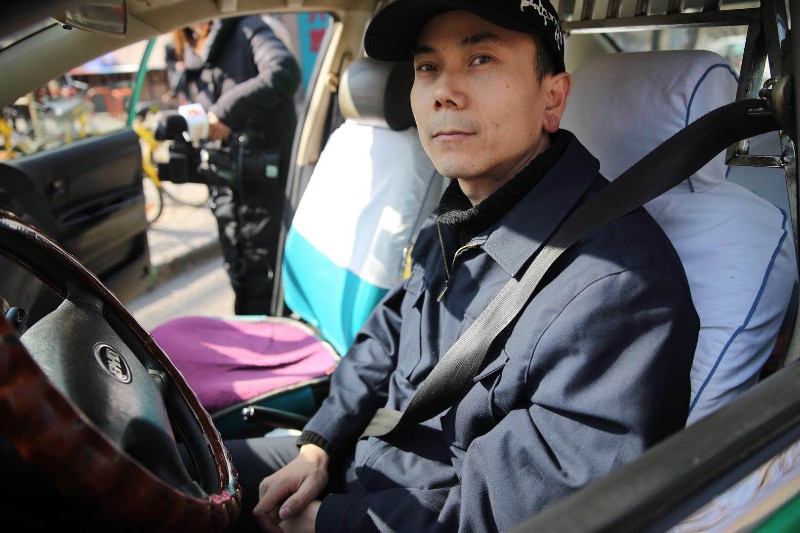 帅气！西安一的哥捡到20万现金不动心 报警转交公交分局