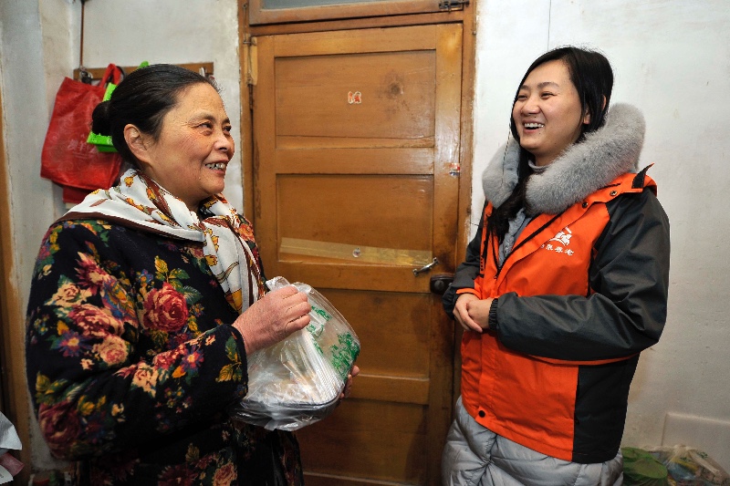 西安老人患病躺床上动不了 老年综合服务中心送饭上门