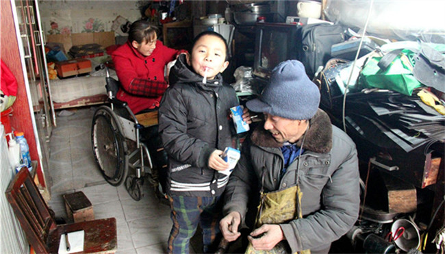父母都双腿残疾父亲又患肝硬化晚期 6岁男童成家中唯一期望
