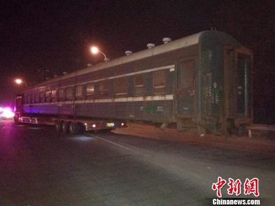 火车“开”上高速惊呆高速交警原是司机违规运载箱体