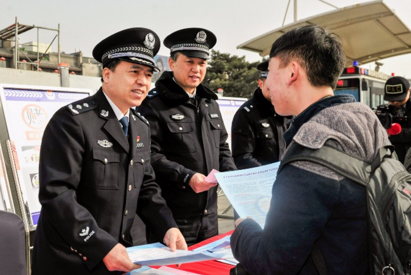 陕西省公安厅组织民警走上街头开展禁赌宣传