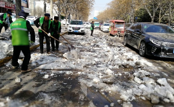 车碾人踩太阳晒这样除雪遭质疑 铜川城管局：向市民道歉