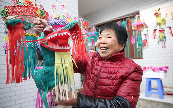 正月张灯源起西安 看白鹿原非遗传承人做砲里花灯