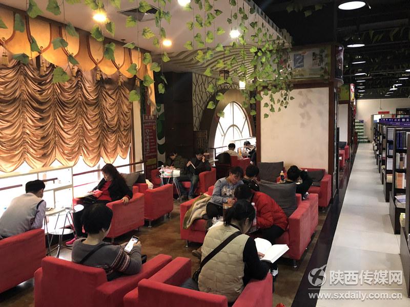 【新春走基层】狗年春节 西安市民逛书店品书香【7】