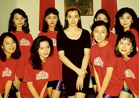 王祖贤素颜旧照曝光 众港姐环绕毫不逊色