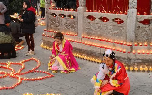 西安广仁寺点亮万盏酥油灯 数千民众共祈平安吉祥