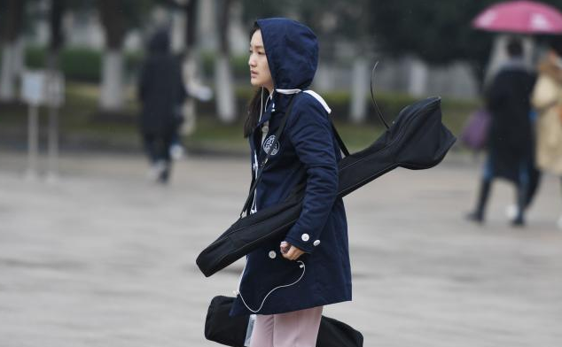 浙传艺考开幕 上万考生雨中候场