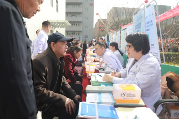 市五院举办连心连情谊 送福送健康庆元宵猜灯