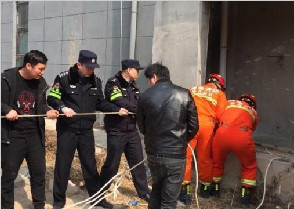 渭南一男子不慎坠入7米深管道井 民警消防联手施救