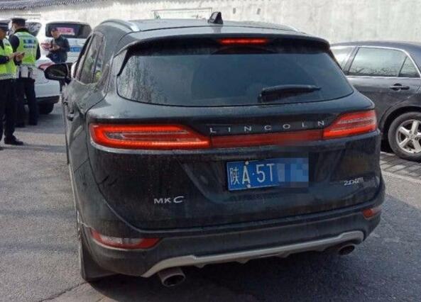 男子驾脱审车辆至西稍门十字被拦截 驾照还是网购的!