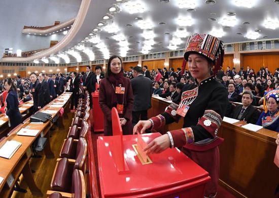 3月11日，十三届全国人大一次会议在北京人民大会堂举行第三次全体会议。这是代表投票表决中华人民共和国宪法修正案草案。新华社记者 饶爱民 摄