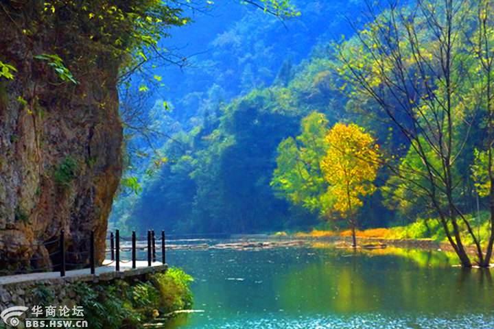 =999) this.width=1000;" class="showappimg" > 【参考行程】 第1天:西安襄阳 早西安集合出发赴湖北宜昌,抵达后游览早餐后游览三国时期著名的政治家、军事家诸葛亮青年时期的寓居之地,刘备三顾茅庐的古隆中,游览古牌坊、小虹桥、躬耕田、武侯祠、六角井、三顾堂、草庐等景点。古隆中形成文物风景旅游区已有一千七百多年的历史,其地山不高而秀雅;水不深而澄清;地不广而平坦;林不大而茂盛,隆山耸翠,山亘绵,旗山旋峙。一日隆中游,知晓三国事。参观后入住酒店。 第2天:襄阳