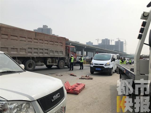 西安一轿车追尾货车 轿车前排两人当场身亡