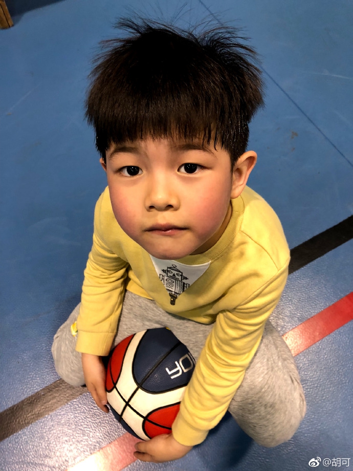 安吉如愿以偿报上篮球班 开心大笑露豁牙