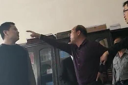 商洛民政局科长辱骂记者被免职 局长上门向记者道歉