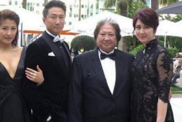 洪金宝一家四口现身 52岁的港姐老婆和儿媳比美