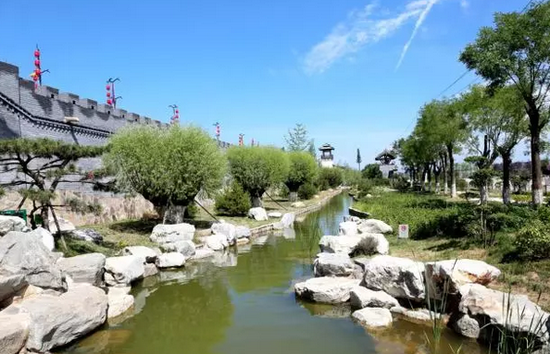 白鹿仓箭楼映水