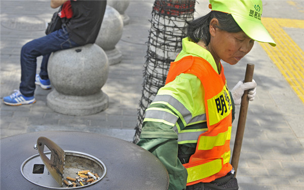 “烟头革命”一年多效果咋样？乱扔烟头的依然还很多