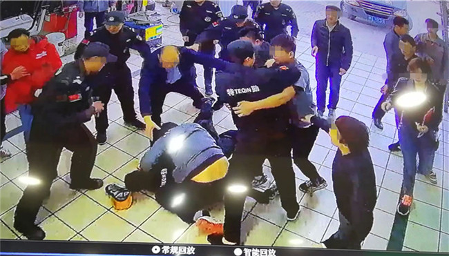 西安一4S店因占道行为被投诉 城管带队一言不合封门打人