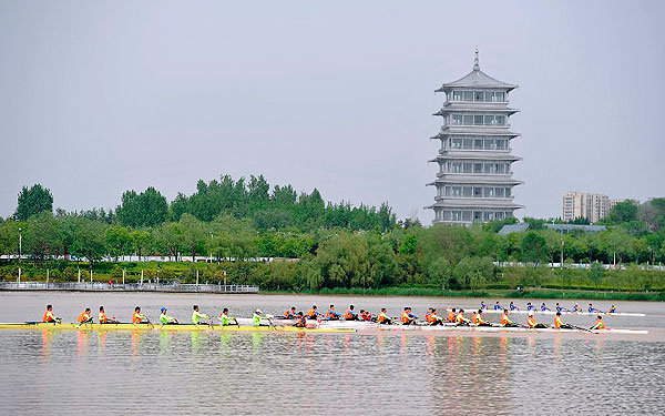 长安塔旁举行西电赛艇挑战赛 平静灞河充满活力
