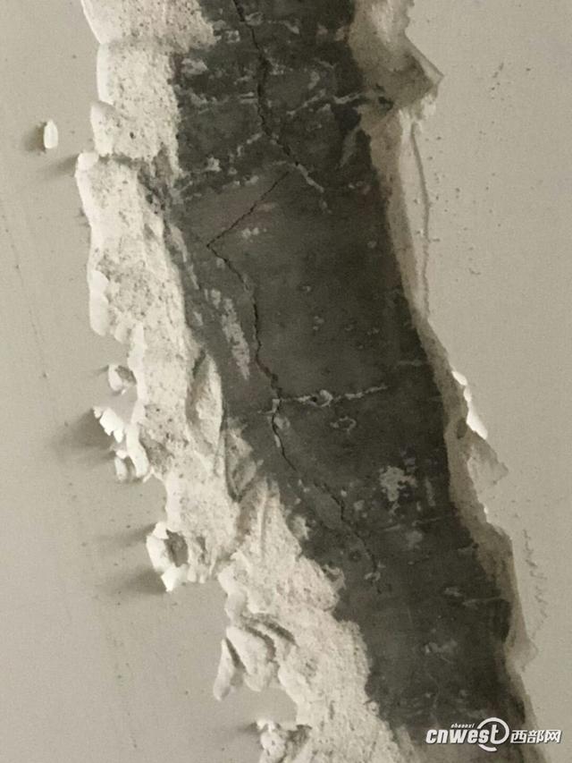 新安置房小区窗台渗水屋顶裂缝 开发商:安排检查