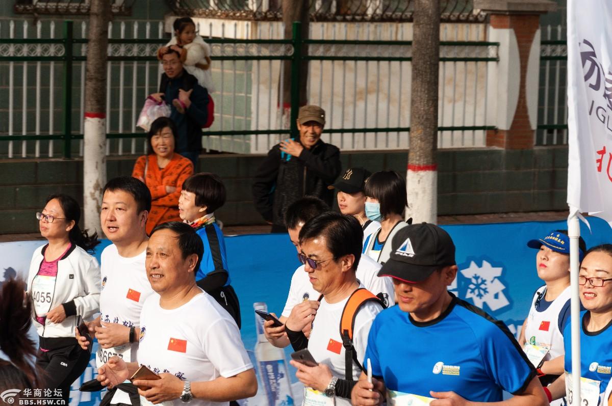2018杨凌马拉松,迷你组起跑时向我挥手的跑友