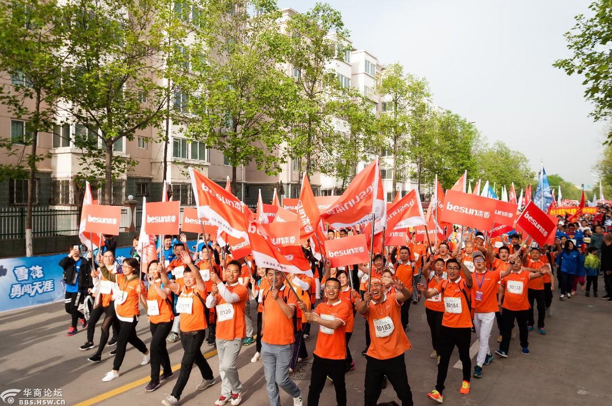 2018杨凌马拉松,迷你组起跑时向我挥手的跑友