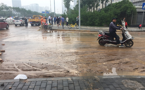 市政施工致北郊一水管爆裂 城北客运站附近5小区停水