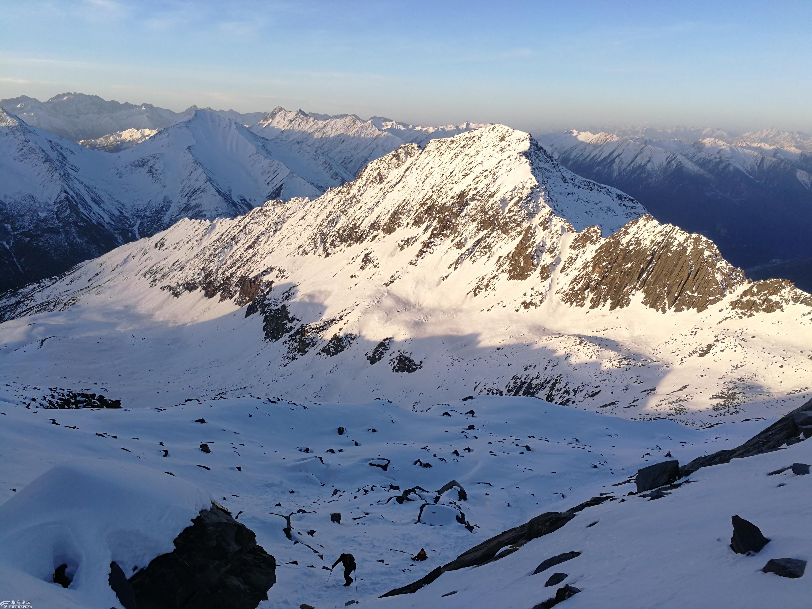 清明节假期刚结束雪大雪厚双胞胎兄弟登顶四姑娘山二峰