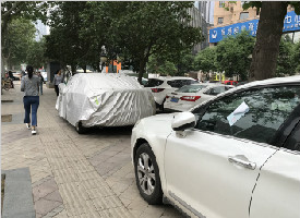 穿了“衣服”就不贴条了？西安一盲道两车违停待遇却不同