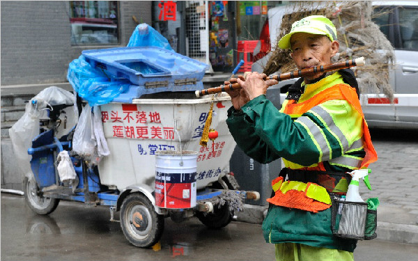 西安67岁保洁员爱吹笛子 愿为从未乱扔垃圾的市民免费演奏