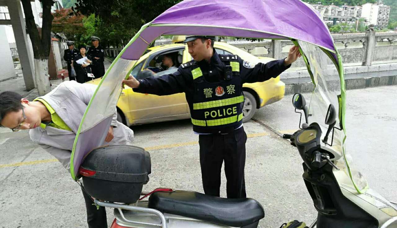 镇巴交警重拳整治摩托车违法行为保安全