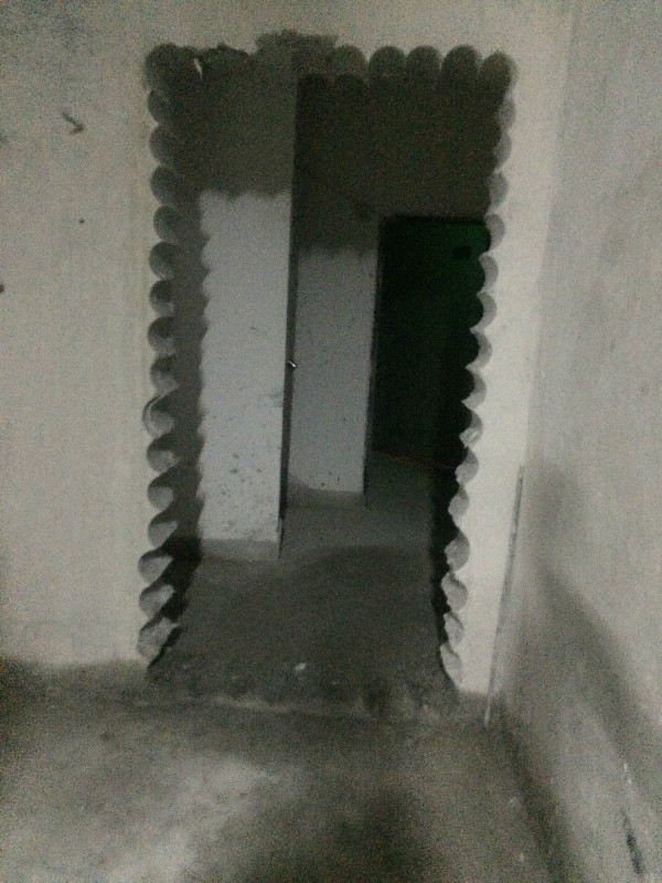 西安爱菊欣园小区高楼地下的承重墙竟被凿了个“门洞” 