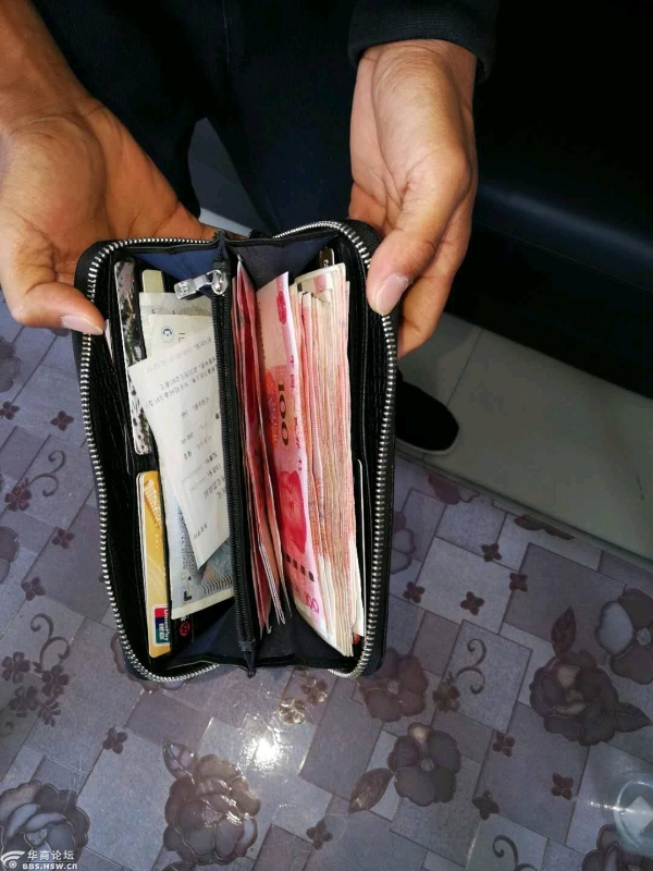 三原县出租车司机何学刚拾金不昧暖人心