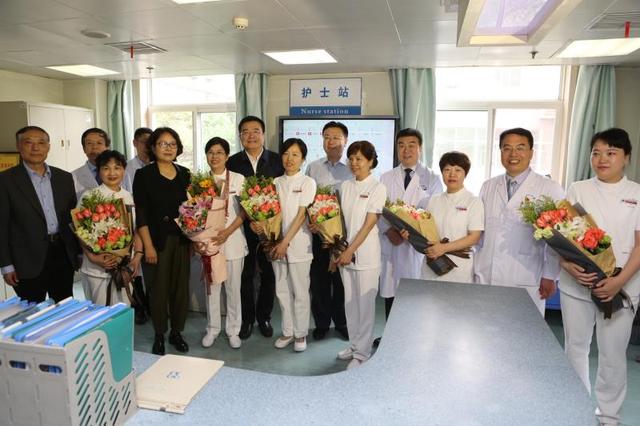 梁桂慰问西安交大二附院南丁格尔奖章获得者杨惠云及医护人员