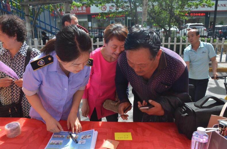 市民"感恩树"上写下祝福  母亲节将被贴在201路公交车上