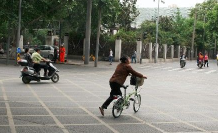 韩森路双丁字路口易堵车 6组信号灯4种配时解放4名交警