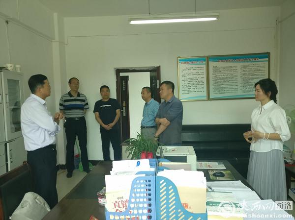 商洛公路局党委书记局长杨新友深入企业调研工