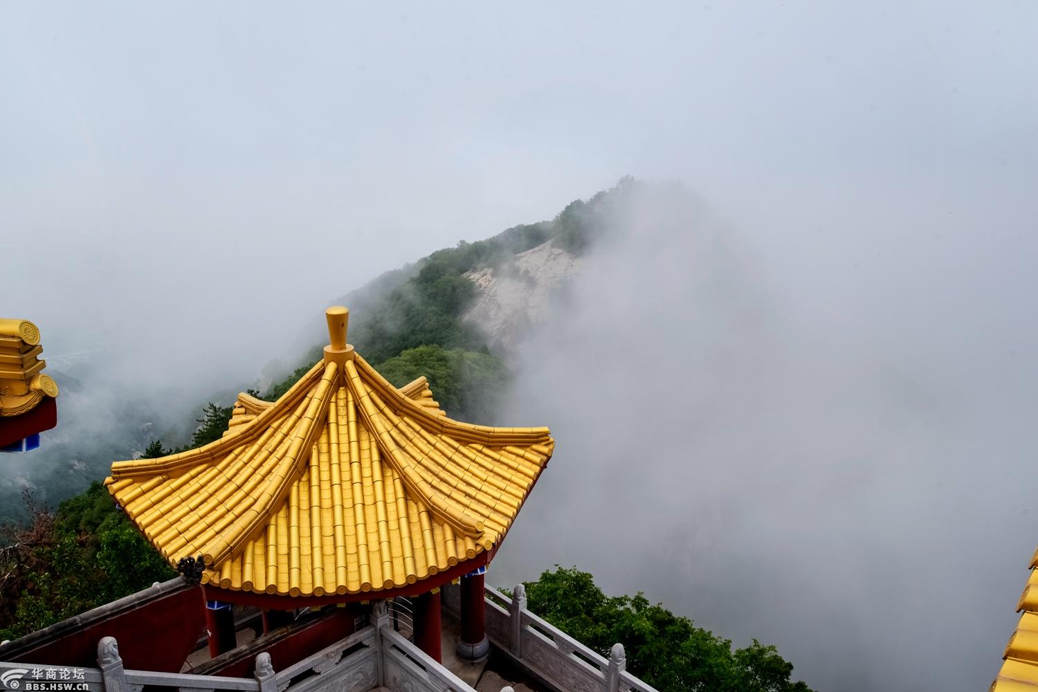 初夏,云雾缭绕的西安南五台山