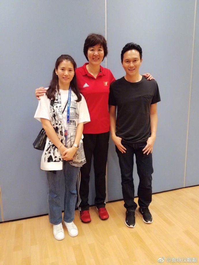 袁咏仪晒与中国女排大合照 郎平高出张智霖半