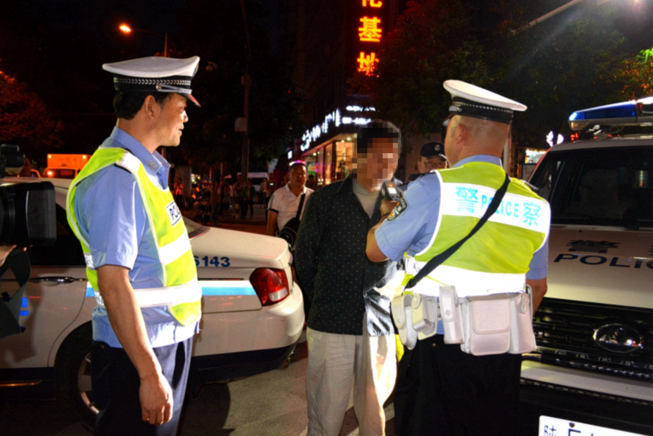 镇巴县多警联动查酒驾殚精竭虑保平安